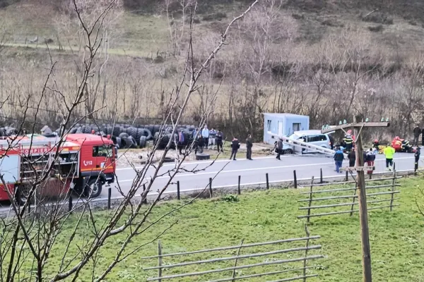 Accident violent în Bistrița-Năsăud: O mașină s-a izbit de un stâlp la ieșirea din Telciu - 5 persoane cu politraumatisme, duse urgent la spital