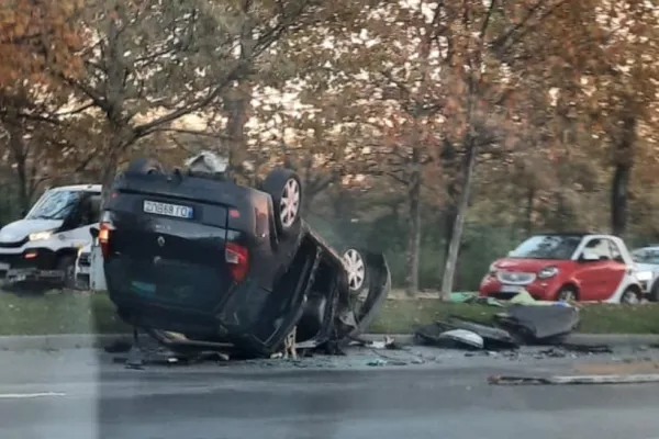 Accident grav, în București: 7 victime, între care doi minori, după ce mașina s-a răsturnat - FOTO