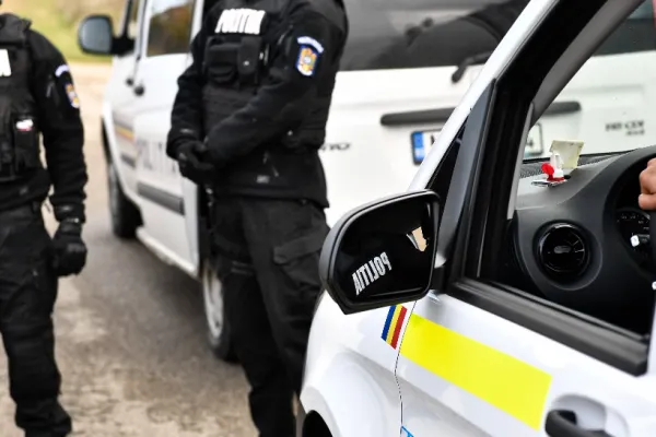 Trei persoane au fost reținute, în jud. Bacău, după ce au atacat cu pietre polițiștii veniți să ridice un arestat preventiv