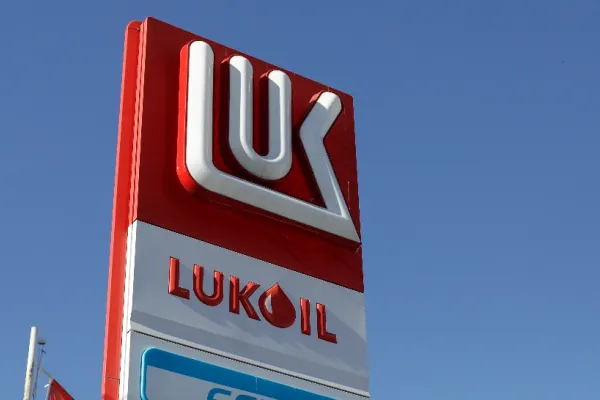 Trump sancționează companiile rusești, Nicușor Dan ridică din umeri. Prețuri uriașe la carburanți