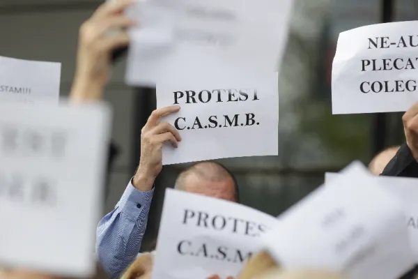 Angajații Caselor de Asigurări de Sănătate protestează, astăzi, în fața Guvernului