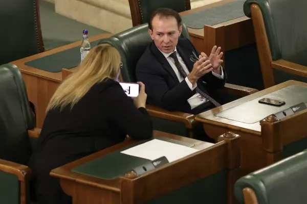 CIRC total în Senat la ridicarea imunității lui Florin Cîțu - Șoșoacă: „Hello, Superman, Xena is speaking” / Simion a descins cu membrii AUR, cu pancarte