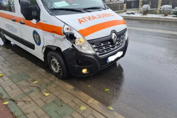 Ambulanță implicată într-un accident, la ieșirea din Botoșani. Asistenta medicală de pe autospecială a fost rănită grav