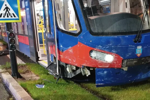 Accident grav de tramvai în Oradea: 2 victime după ciocnirea cu un autoturism - Intervenția pompierilor