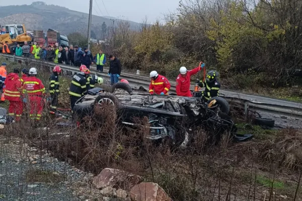 Accident ÎNFIORĂTOR în județul Arad. O tânără a murit, după ce un buldozer a căzut de pe o platformă în mers peste mașina în care se afla
