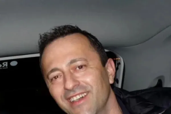 Crima din Sibiu. Percheziţii la locuinţa bărbatului ridicat de polițiști în cazul uciderii lui Adrian Kreiner. I-ar fi găzduit pe suspecți