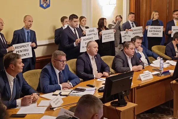 Protest AUR în Parlament. George Simion: „Legea pensiilor, propagandistică. Nu se va aplica niciodată”