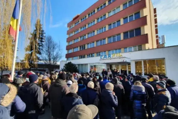 Protest la Fabrica de Armament din Brașov, în ziua în care se împlinesc 36 de ani de la protestele muncitorești împotriva lui Ceaușescu - VIDEO