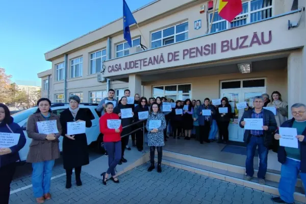 Angajații de la Casa de Pensii Buzău, din nou în stradă. Care sunt nemulțumirile