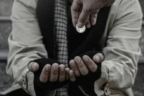 Câți bani câștigă într-o zi un cerşetor în România. Averea găsită de polițiști asupra unui bărbat care mima dizabilități - FOTO