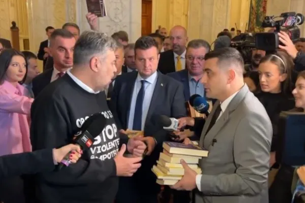 Schimb de replici între Marcel Ciolacu și George Simion - Liderul AUR i-a dat premierului un volum din Harry Potter
