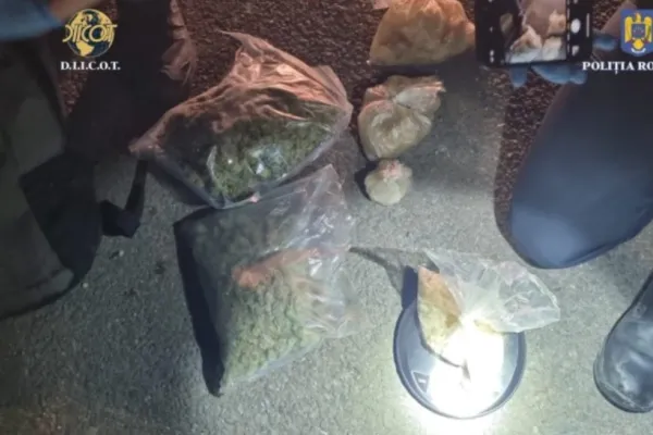Tânăr de 21 de ani, prins cu 2 kg de droguri de mare risc în mașină, la Huedin - Incredibil cum a fost descoperit de polițiști