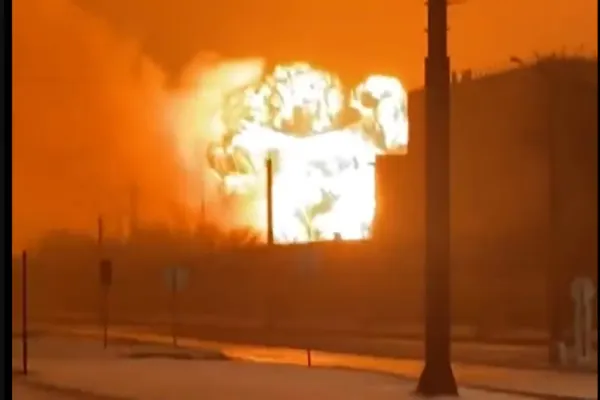 Cea mai mare uzină de tractoare din Rusia, care produce și motoare pentru tancuri, zguduită de o explozie uriașă. VIDEO