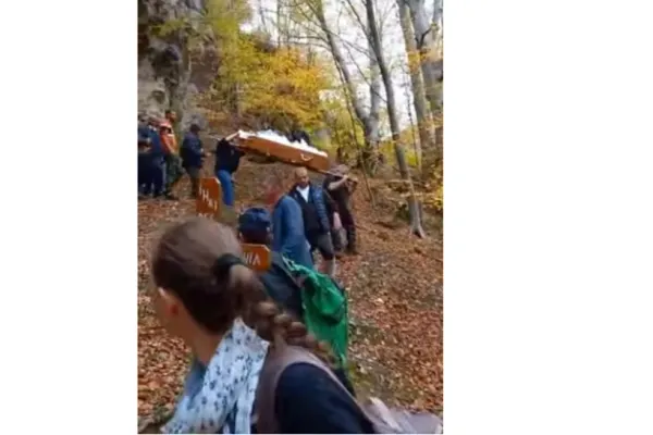 Imaginile neputinței: Înmormântare într-un cătun uitat de lume, oamenii își pun viața în pericol cărând coșciugul pe poteci abrupte