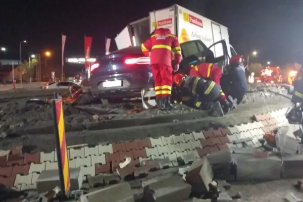 Accident teribil la Iași - Un autoturism a intrat în mașina cu pâine - 5 persoane grav rănite