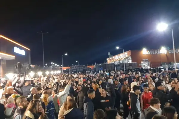Îmbulzeală la deschiderea unui restaurant fast food din Drobeta-Turnu Severin. „Nu aveți mâncare acasă de stați ca sardinele?!””