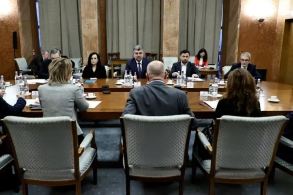 Angajații din Ministerul Muncii au suspendat protestele. Cum i-au convins premierul și ministrul Muncii