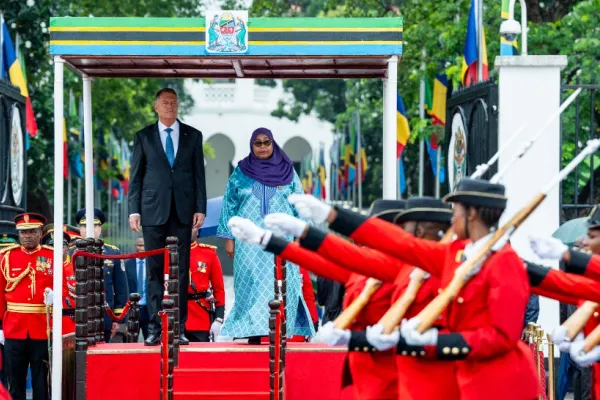 AUR îi cere lui Ciolacu să explice banii cheltuiți de Iohannis în timpul vizitelor în Africa. Premierul, chemat în Parlament