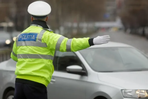Surpriza uriașă pentru polițiști, la un control de rutină. Au încremenit după ce au deschis ușa unei șoferite drogate: ce ascundea femeia