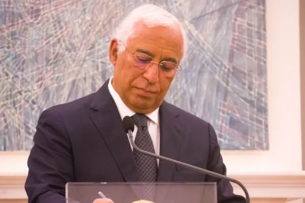 Anticorupție de tot râsul. Un prim-ministru a demisionat după ce procurorii l-au confundat cu un alt ministru