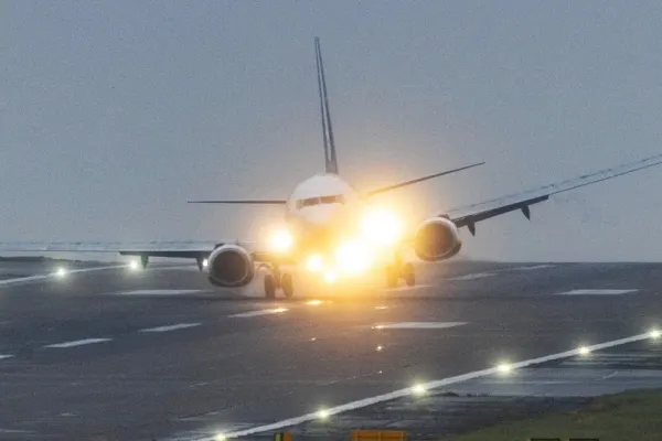 Aeronavă cu români la bord, lovită de fulger, în Italia