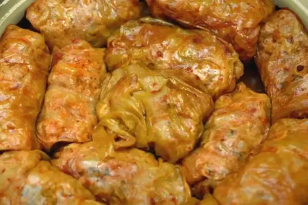 De ce să nu mai mănânci niciodată sarmale cu mămăligă și smântână. Un deliciu tradițional cu riscuri pentru sănătate