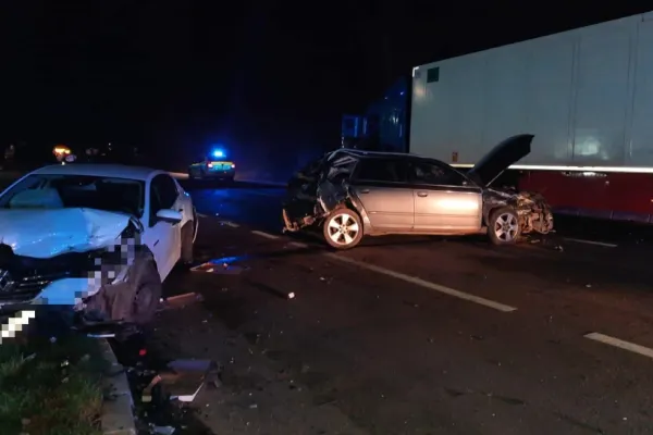 Accident grav la ieșirea din Sighișoara. Două mașini și un TIR implicate. 7 persoane rănite, între care 2 copii