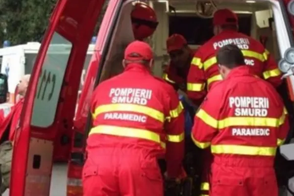 Patru persoane, rănite într-un accident rutier în județul Tulcea. Două dintre victime, scoase cu greu dintre fiarele contorsionate