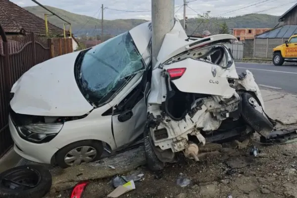 Accident șocant, în jud. Caraș-Severin: mașină încolăcită pe stâlp, după ce a fost lovită de un șofer începător cu BMW - FOTO