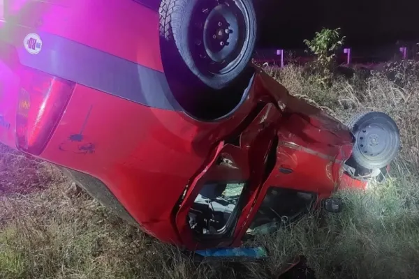 La 19 ani, cu permisul deja suspendat, a fugit de polițiști, până s-a proptit cu mașina într-o râpă