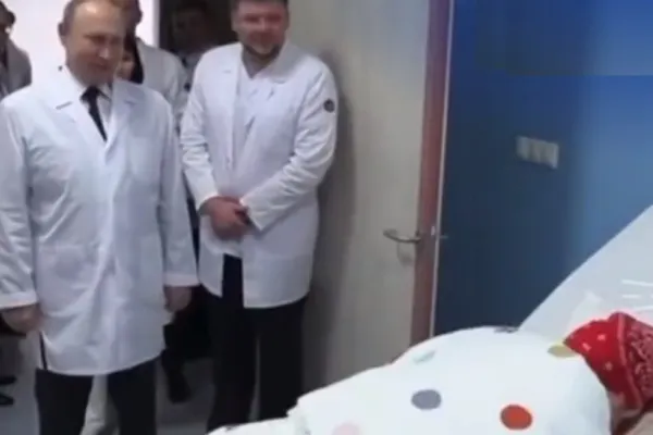 Vladimir Putin, făcut de râs de un băiețel. A reacționat de parcă l-a văzut pe baubau - VIDEO