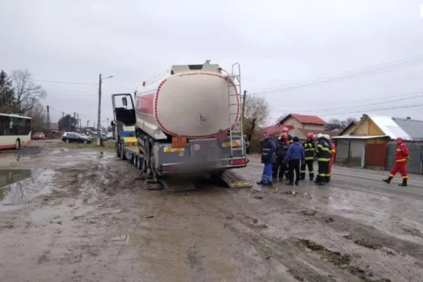 O cisternă cu motorină, în pericol să cadă de pe un trailer pe DN1A - Trafic restricționat pe ambele sensuri de mers