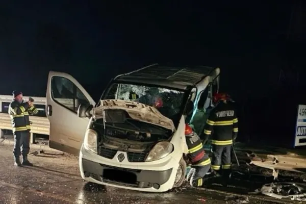 Accident grav la ieșirea din Mediaș, între un microbuz și un autoturism. Șapte persoane rănite. A fost activat planul roșu de intervenție