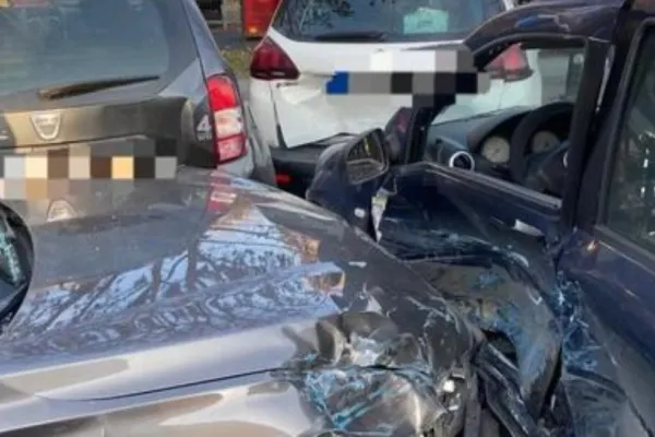 Accident grav în centrul Piteștiului: 2 răniți într-un carambol cu 5 mașini - Intervenția pompierilor cu descarcerarea
