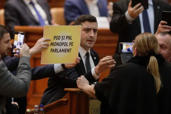Schimb de replici acide, în Parlament, între Diana Șoșoacă și George Simion, la dezbaterile pe buget - Gestul agresiv la care a recurs liderul AUR - VIDEO