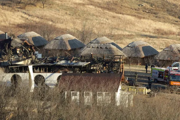 Incendiul de la Ferma Dacilor. Trupul fiului patronului pensiunii, care a ars de viu alături de alte 7 persoane, a fost depus la Capelă