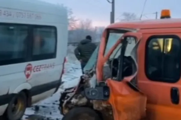 Accident grav, în jud. Suceava, la Liteni: 6 victime după ce un microbuz plin cu pasageri a fost spulberat de un camion - VIDEO
