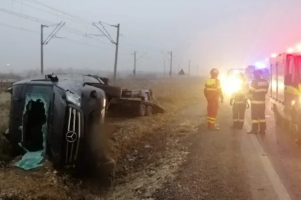 Microbuz cu 9 pasageri, implicat într-un accident în județul Cluj. O persoană a ajuns la spital cu multiple traumatisme