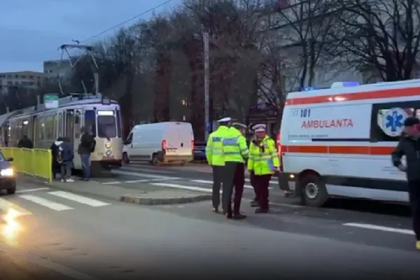 Accident înfiorător la Iași. O persoană a fost prinsa ÎNTRE tramvaie