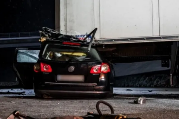 Români morți pe loc în Germania, într-un accident groaznic: mașina lor a intrat direct sub un TIR