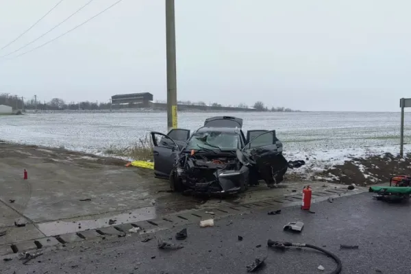 Accident grav, în Războieni, jud. Iași: 2 morți și 3 răniți, după impactul violent dintre o mașină și un microbuz