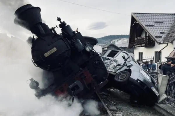 Imagini ȘOCANTE. Mocănița din Suceava, implicată într-un accident violent. În tren erau zeci de pasageri – VIDEO