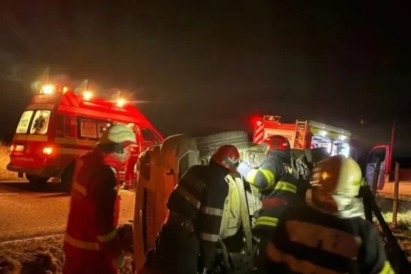 Plan roșu de accident rutier. Un autocar și un camion s-au ciocnit în apropiere de Scornicești