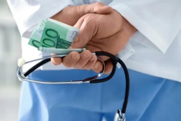 Taxa surpriză din Italia: Străinii vor fi nevoiți să plătească 2.000 de euro pentru a accesa serviciile medicale de stat