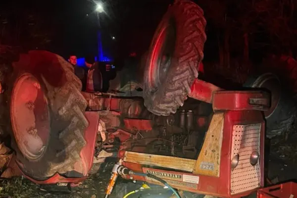 Accident înfiorător în județul Suceava: 2 bărbați răniți - Unul are multiple traumatisme după ce a fost prins sub un tractor răsturnat