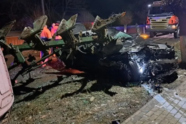 Accident înfiorător în județul Suceava. Un om a murit și alți 2 sunt grav răniți, după ce un autoturism s-a izbit de plugul unui tractor - FOTO