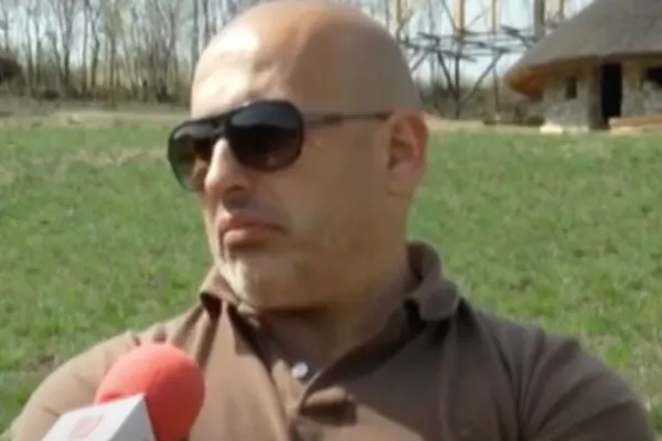 Patronul pensiunii Ferma Dacilor, personaj extrem de controversat - Ar face parte dintr-o bandă de mafioți, legături cu Rusia și Africa