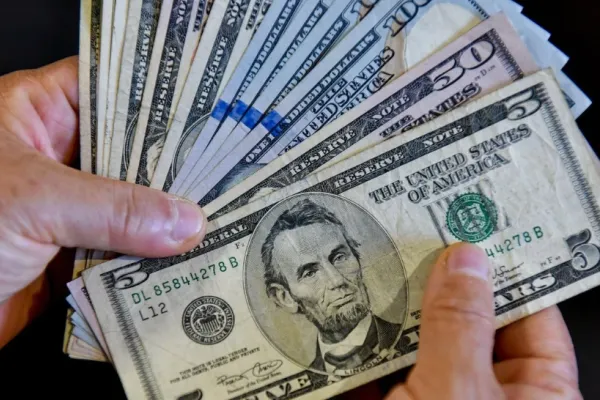 Un laureat Nobel pentru economie aruncă bomba: SUA își distrug dolarul deliberat și vor să bage și UE în faliment