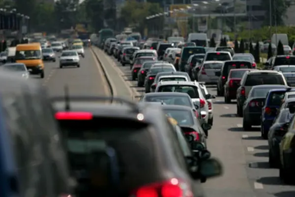 Scandal pe numărul de kilometri parcurși cu mașina personală: Guvernul limitează folosirea la 6.500 km/an, prin „România Neutră”
