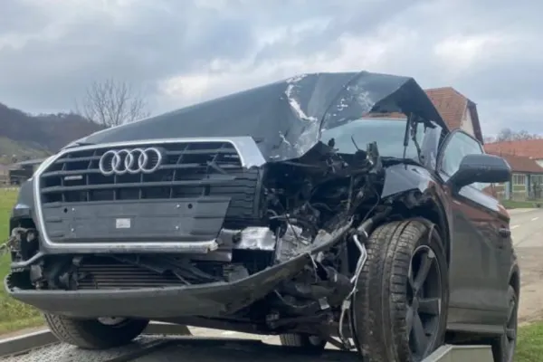Cum arată mașina lui Mircea Bravo după accident. Imagini surprinse imediat după tragedie. Prima reacție a influencerului care ar fi adormit la volan